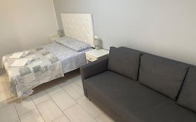 Stadio 1 Verona - 2 appartamenti monolocali di mq 25 ognuno con bagno privato e cucinotto - solo ingresso in comune - massimo 4 posti ciascuno - oppure i 2 monolocali assieme per 50 mq totali massimo 8 posti con due stanze, due bagni e due cucinotti